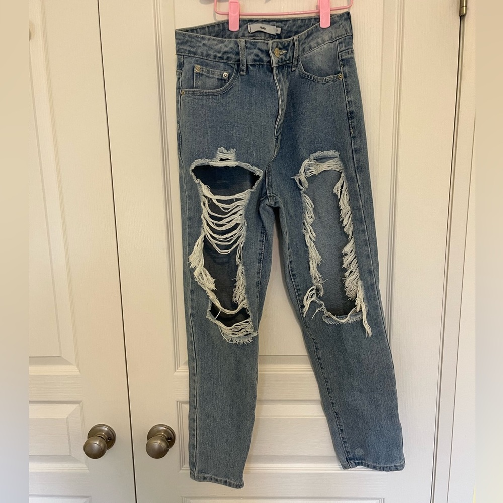Adika ripped jeans